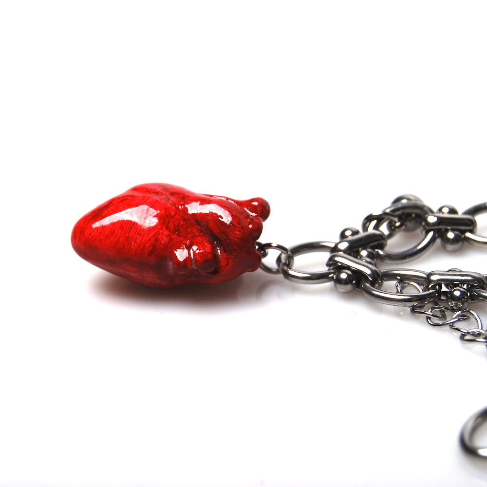 bracciale catena spessa con pendente cuore anatomico, dettaglio cuore