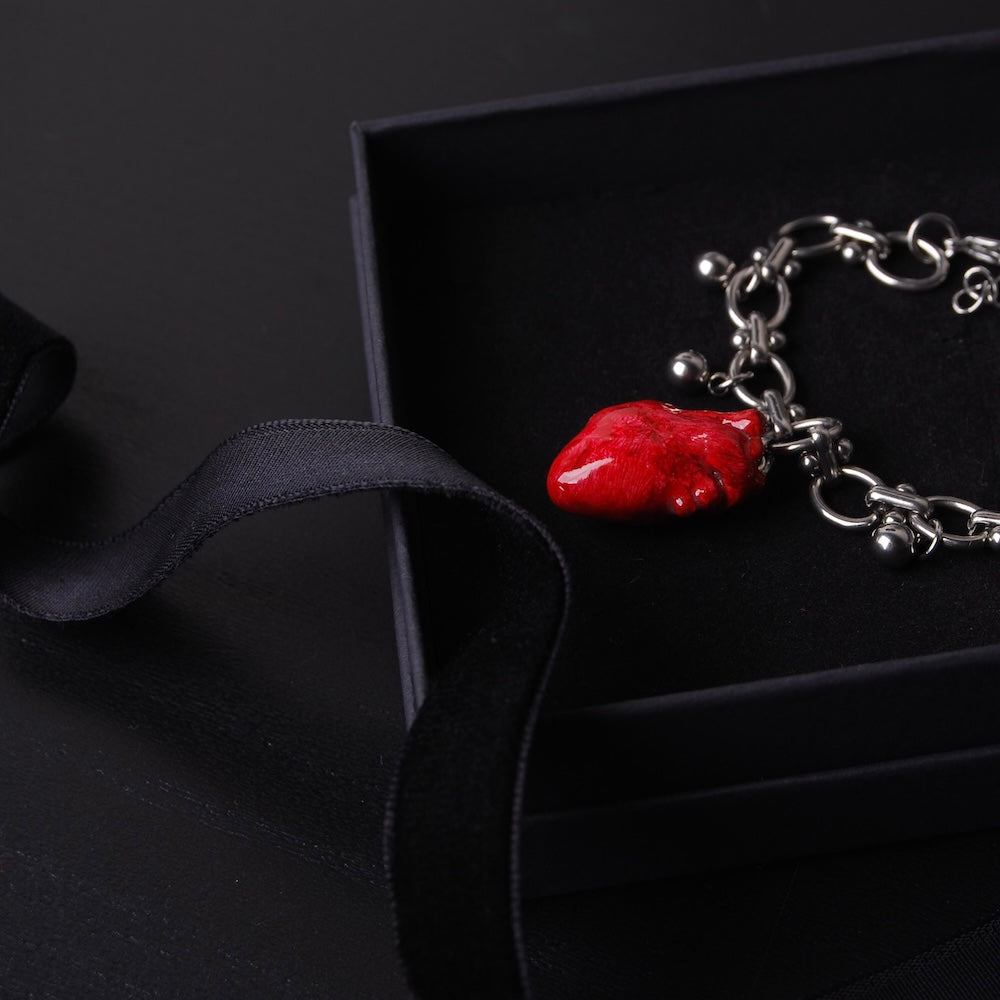 bracciale catena spessa con pendente cuore anatomico, dentro una scatolina con nastro nero