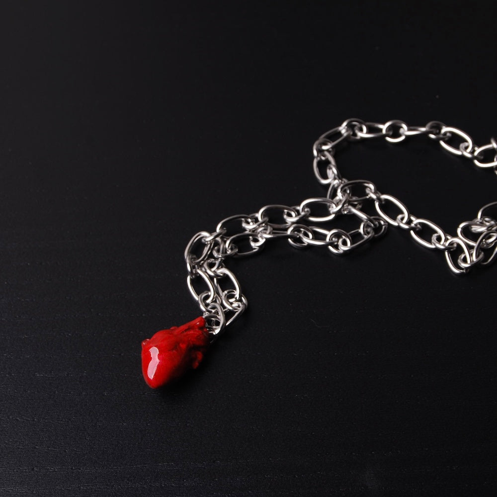 collana con catena spessa e pendente cuore anatomico