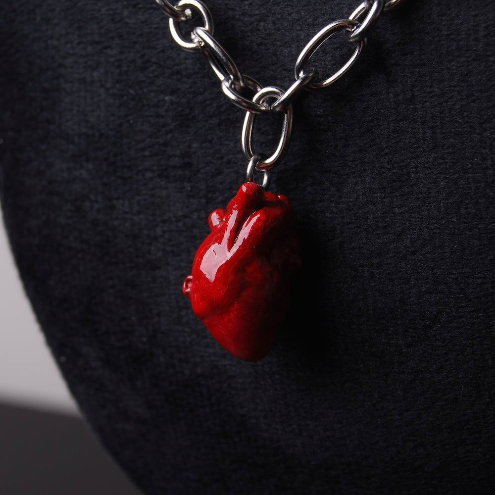 collana con catena spessa e pendente cuore anatomico, dettaglio cuore