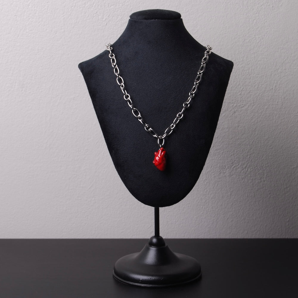 collana con catena spessa e pendente cuore anatomico su epositore collane