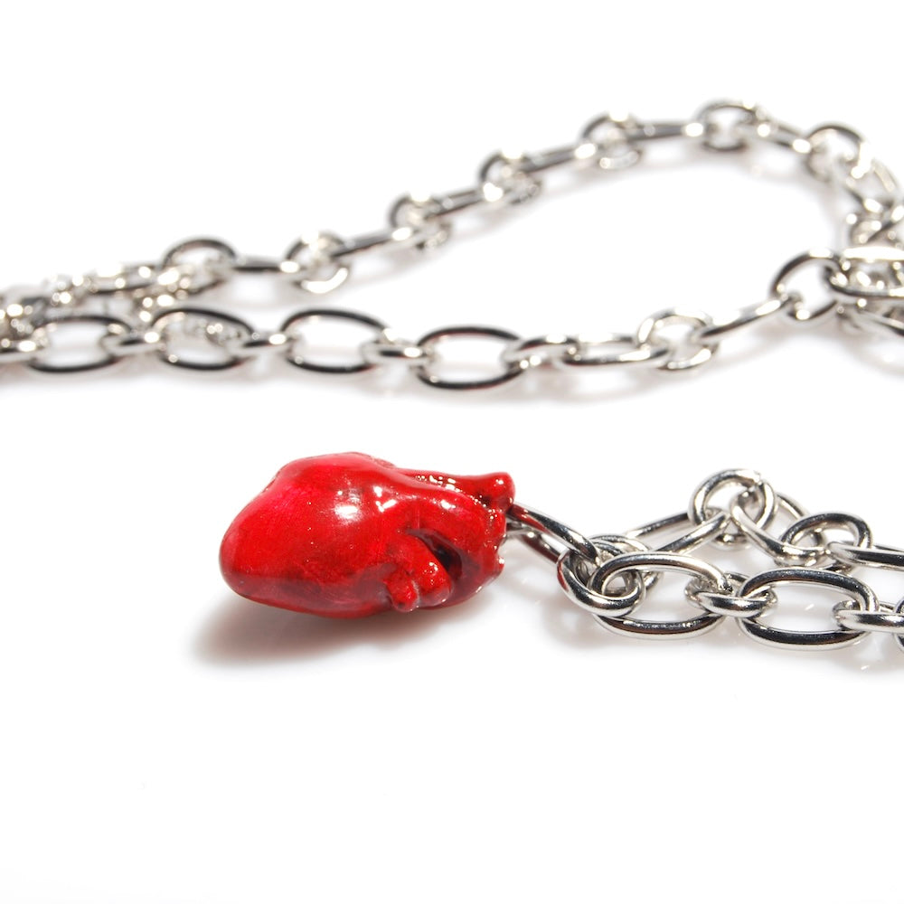 collana con catena spessa e pendente cuore anatomico, vista laterale