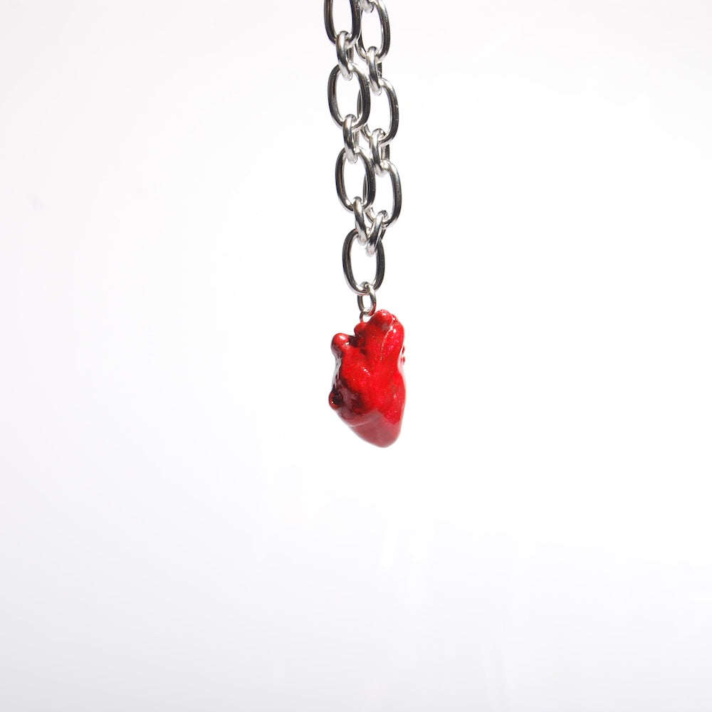 collana con catena spessa e pendente cuore anatomico sospesa