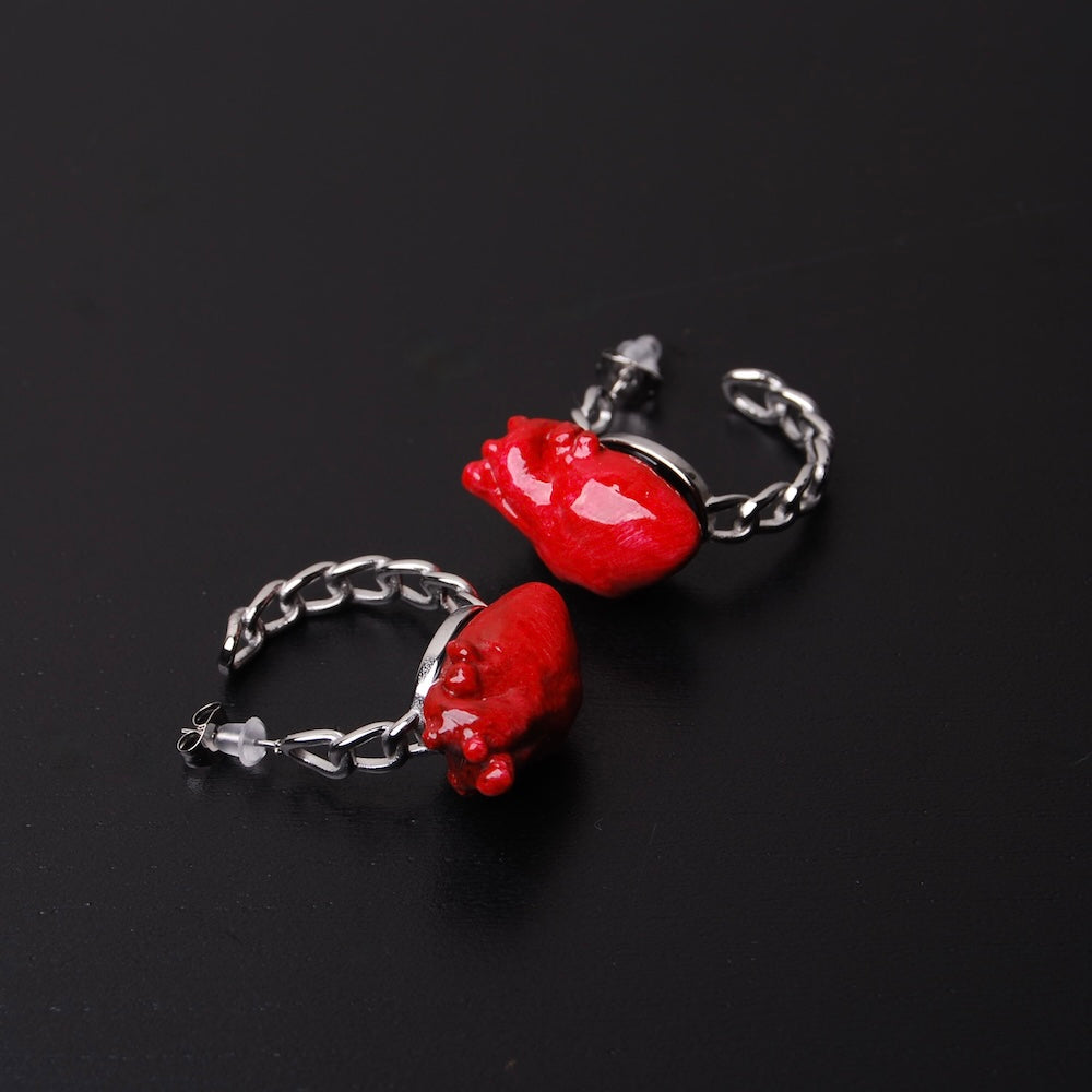 orecchini con cerchio a catena e cuore anatomico rosso