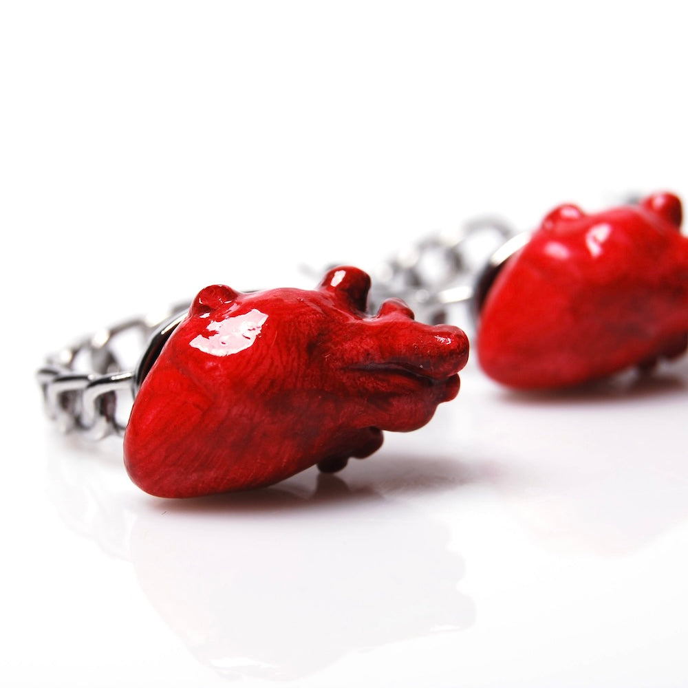 orecchini con cerchio a catena e cuore anatomico rosso, dettaglio del cuore