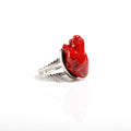 anello a base doppia con cuore anatomico rosso, vista 3/4