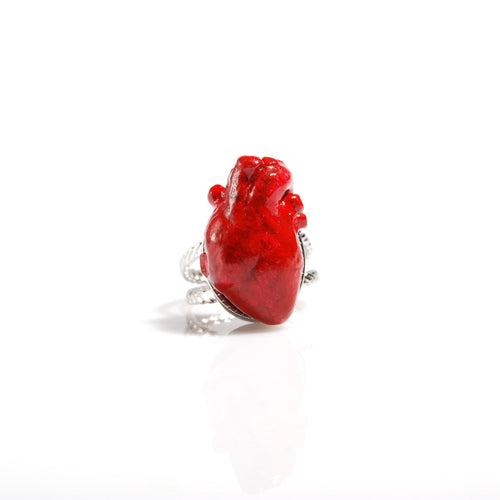 anello a base doppia con cuore anatomico rosso, vista frontale