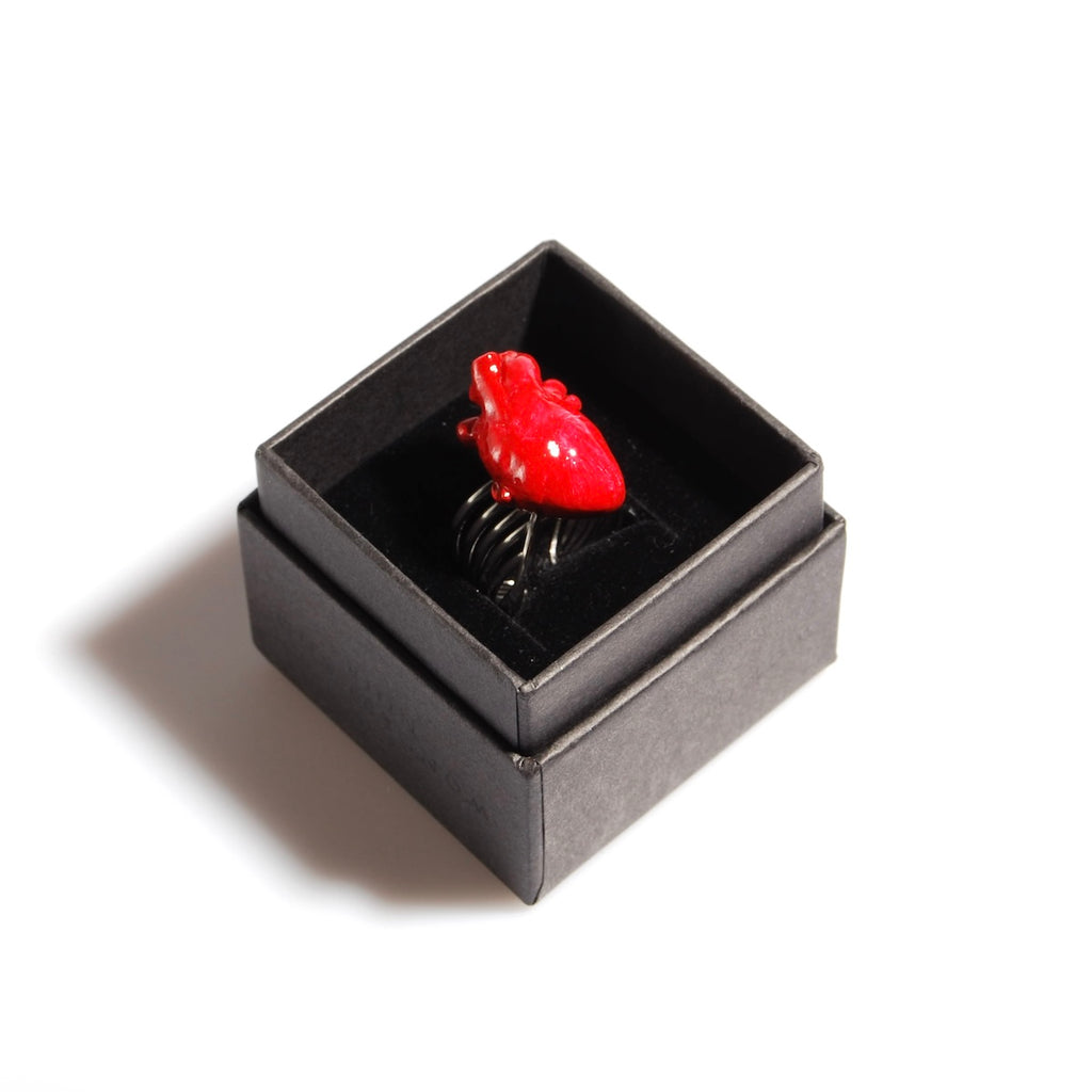anello base multipla con cuore anatomico rosso dentro una scatolina nera