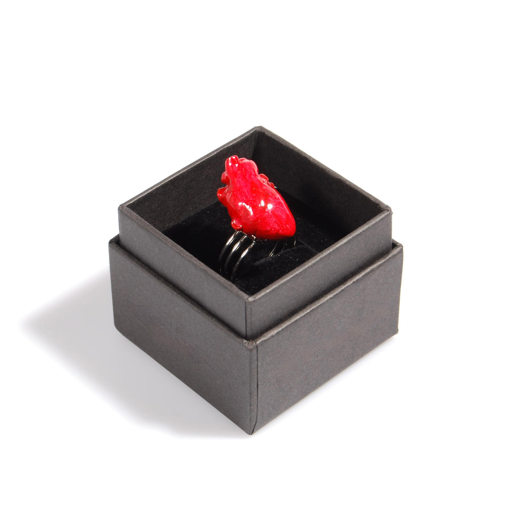 anello base tripla con cuore anatomico rosso, su scatolina nera