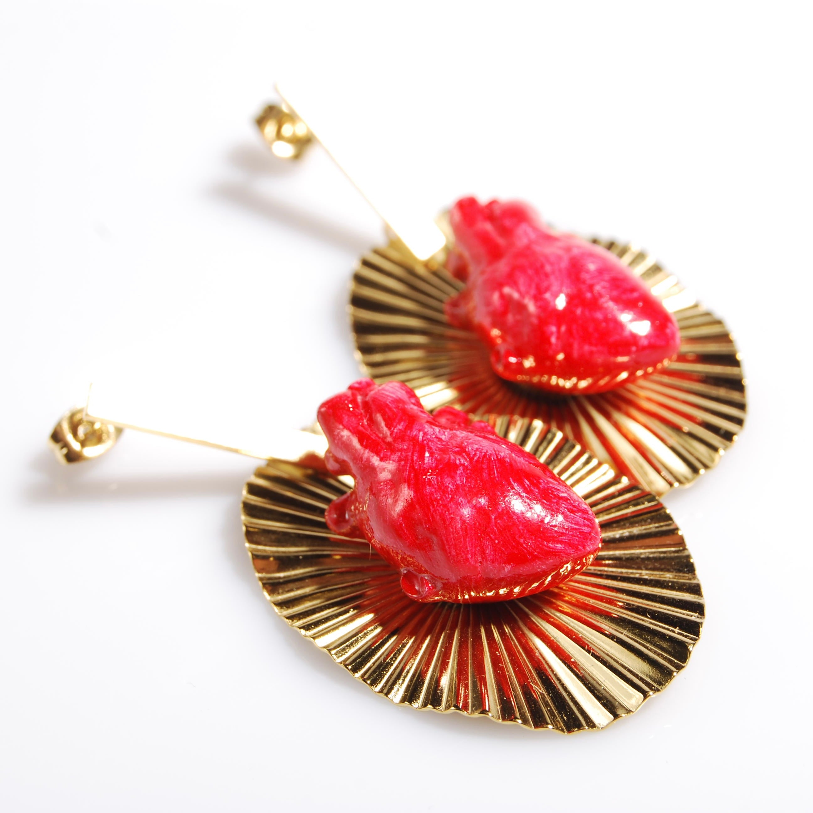 orecchini con cuore anatomico rosso su base plissettata, vista 3/4