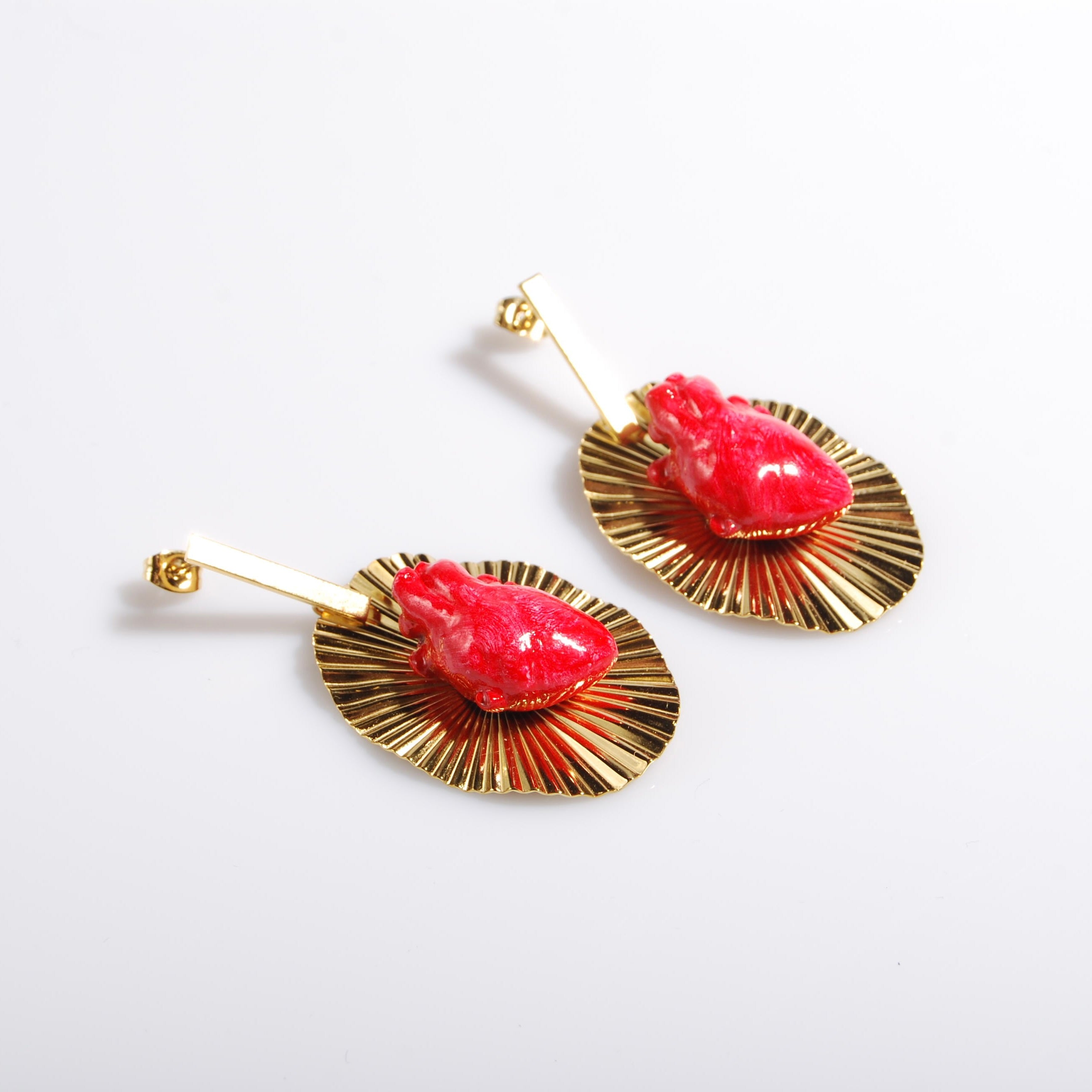 orecchini con cuore anatomico rosso su base plissettata, vista laterale