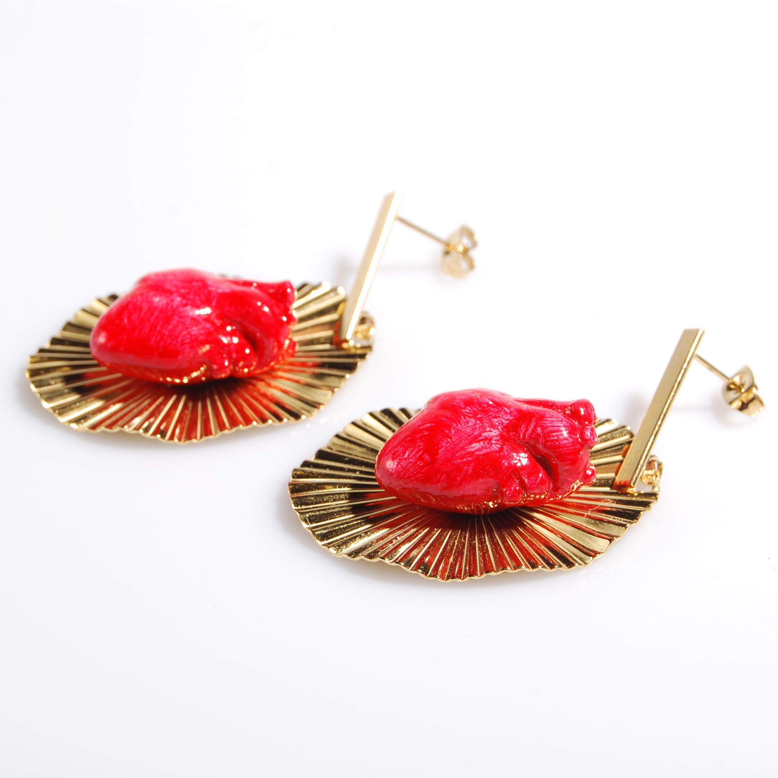 orecchini con cuore anatomico rosso su base plissettata