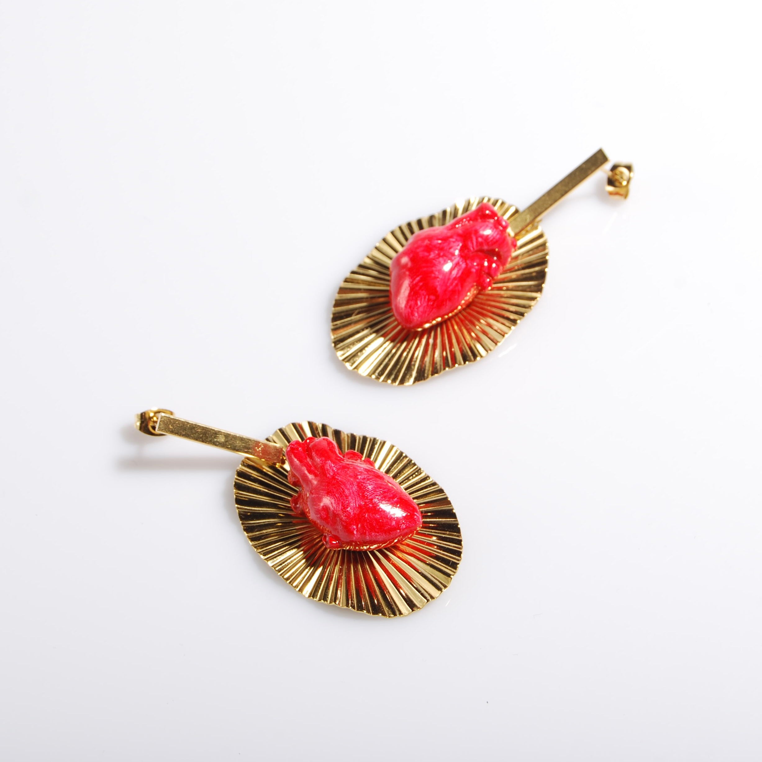 orecchini con cuore anatomico rosso su base plissettata, vista laterale