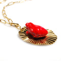 collana a maglia rettangolare con pendente cuore anatomico rosso su base plissettata