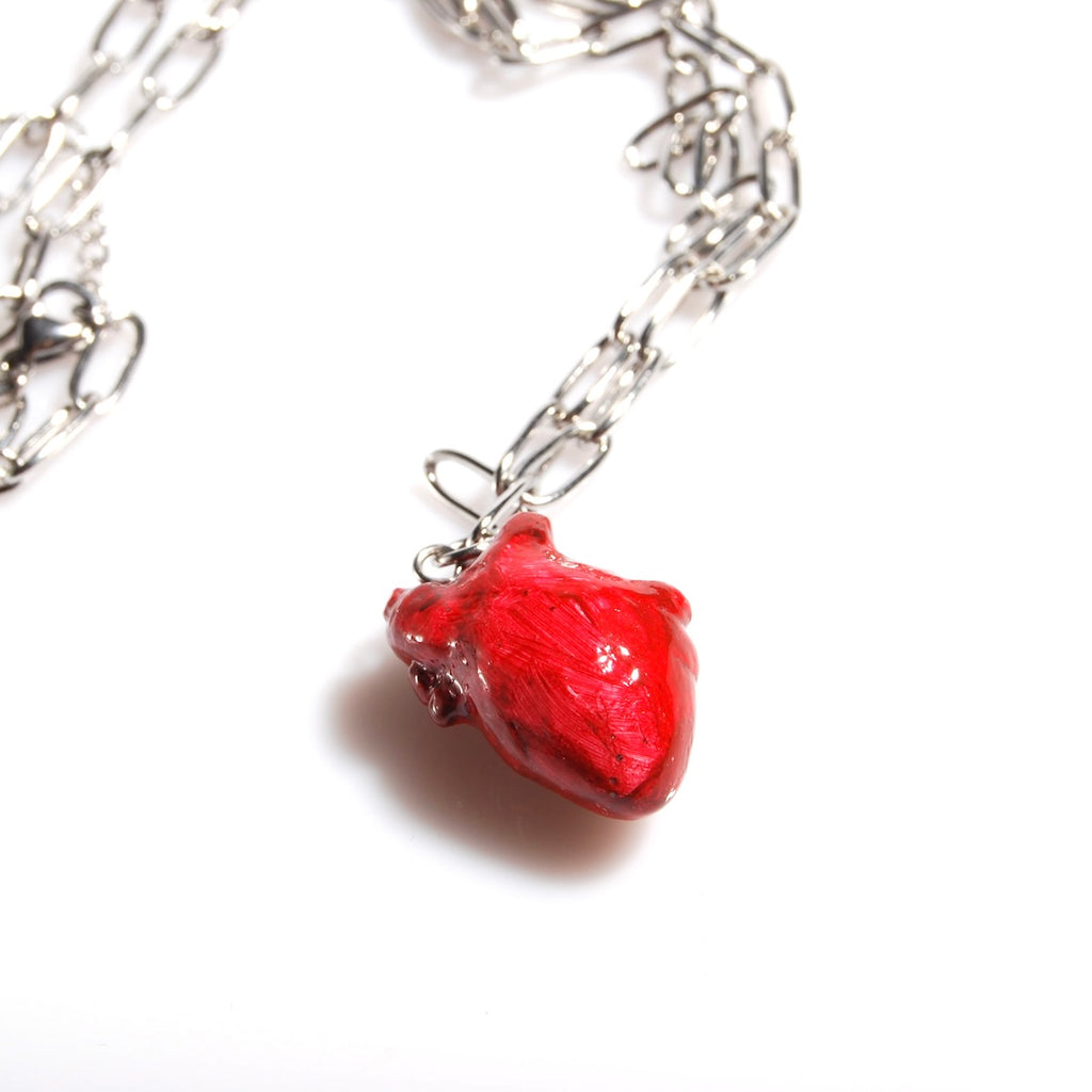 retro del cuore pendente di una collana con catena a maglia rettangolare