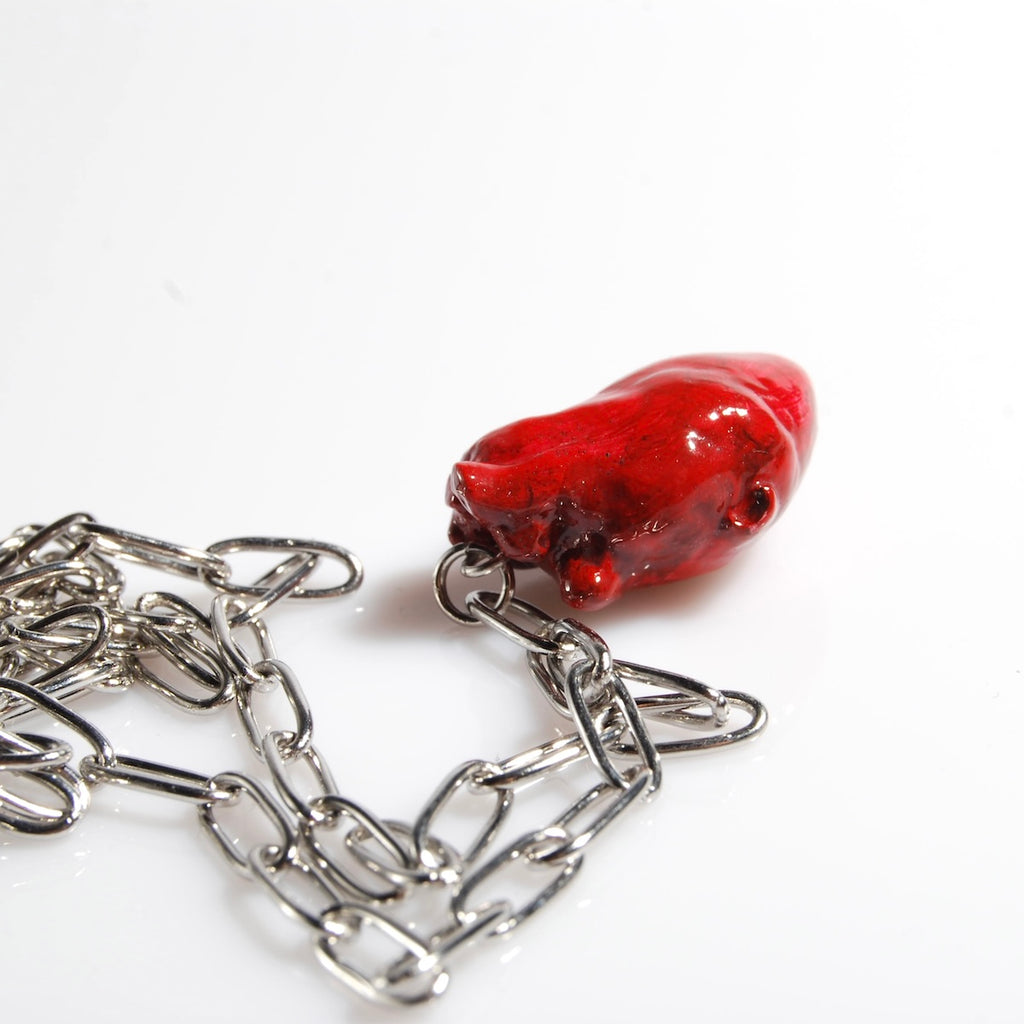 collana con catena a maglia rettangolare con pendente cuore anatomico rosso, dettaglio superiore del cuore