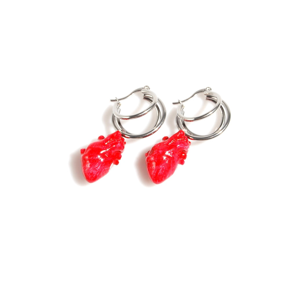 orecchini a triplo cerchio con pendente cuore anatomico, vista dall'alto