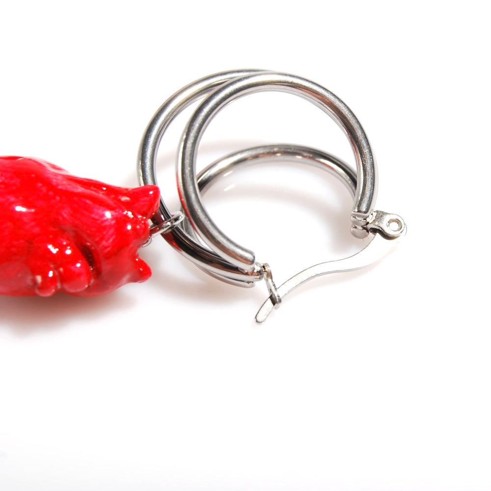 orecchini a triplo cerchio con pendente cuore anatomico, dettaglio del gancio