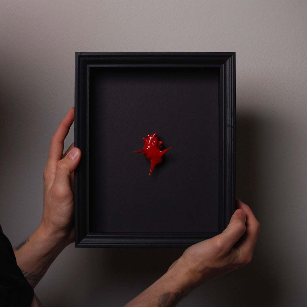quadretto con cuore spinato tenuto tra le mani
