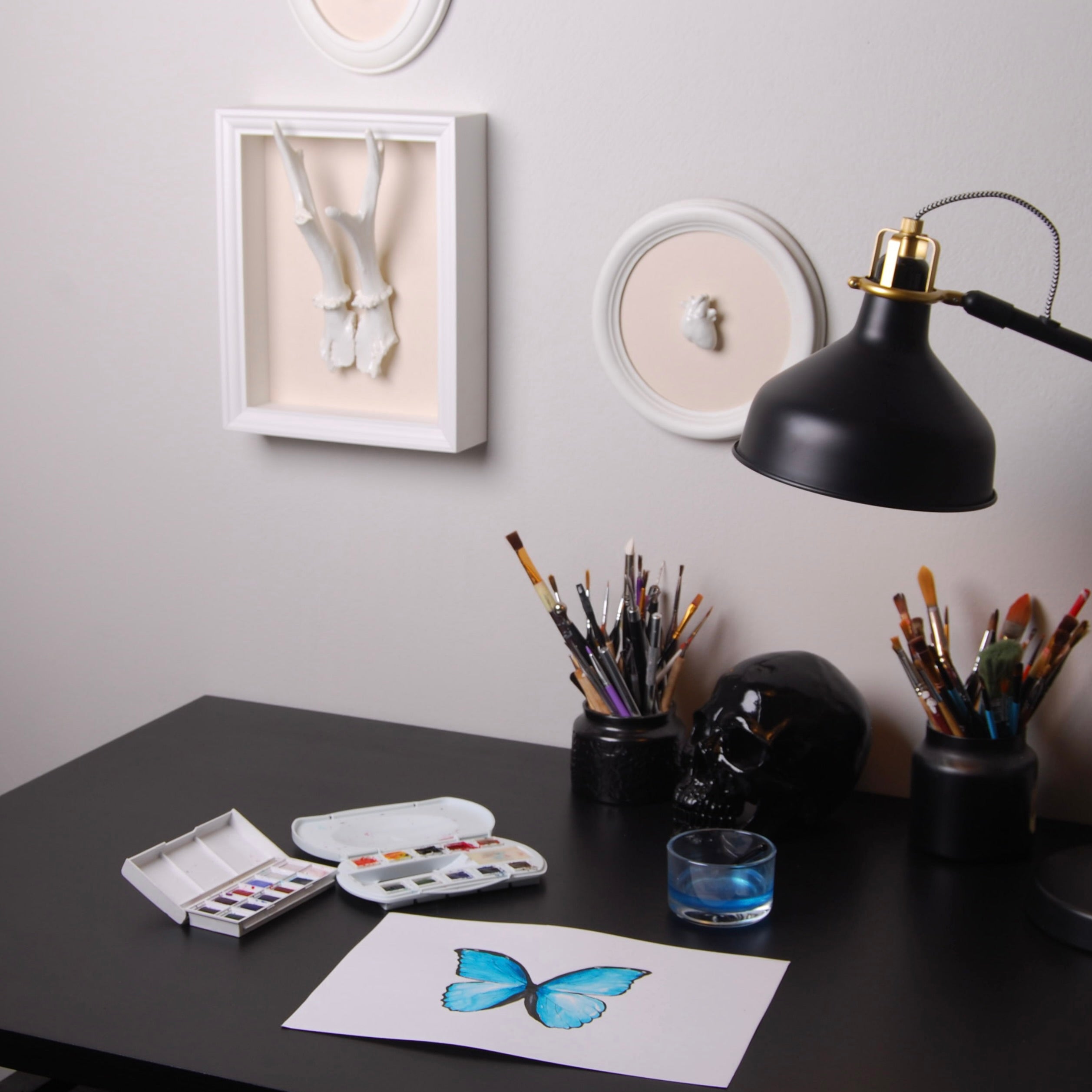 scrivania con tavola ad acquerello farfalla blu e strumenti da pittura