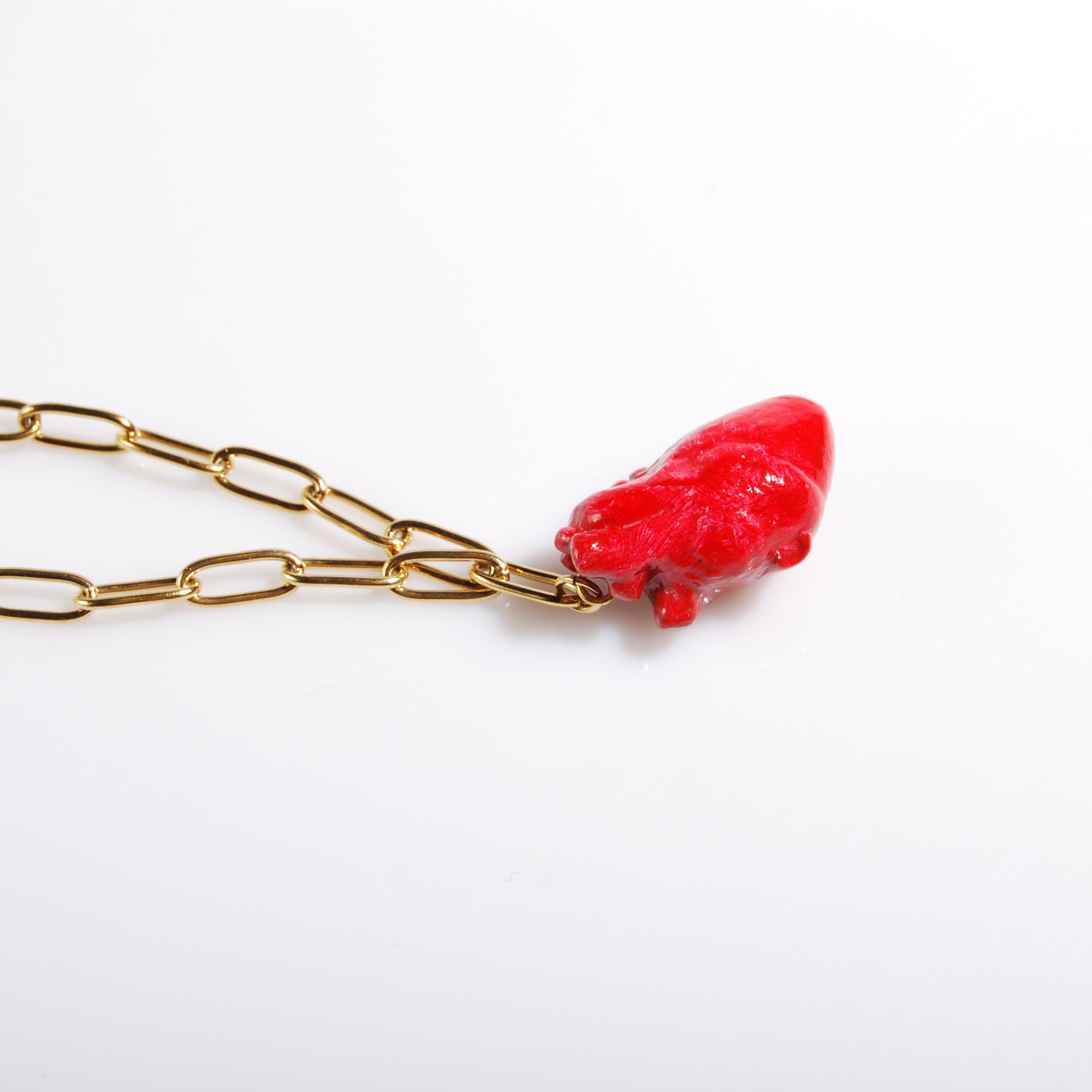 collana catena a maglia rettangolare con pendente cuore anatomico rosso, particolare del cuore
