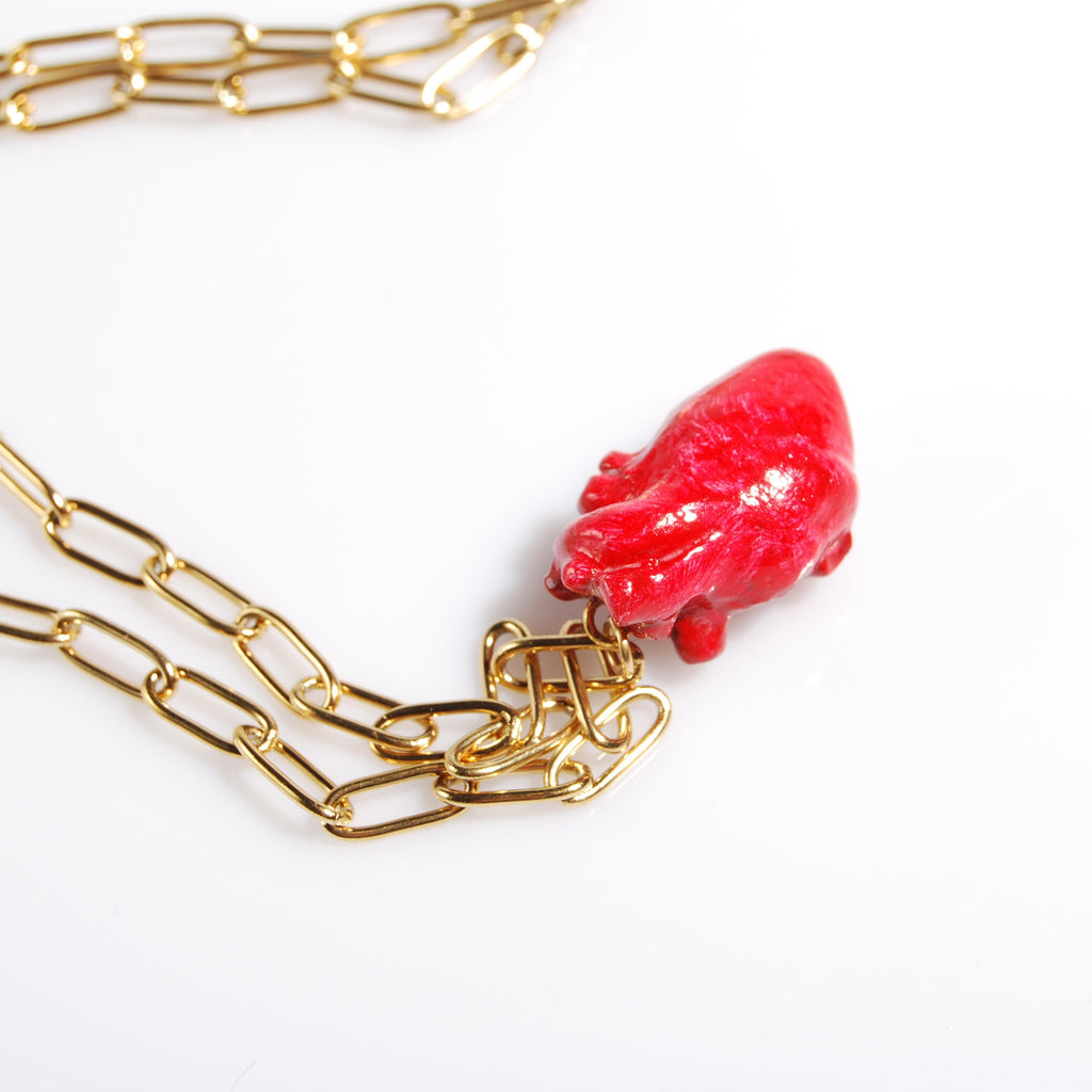 collana catena a maglia rettangolare con pendente cuore anatomico rosso, particolare del cuore