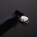 choker in velluto nero con pendente ovale teschio bianco stile cammeo