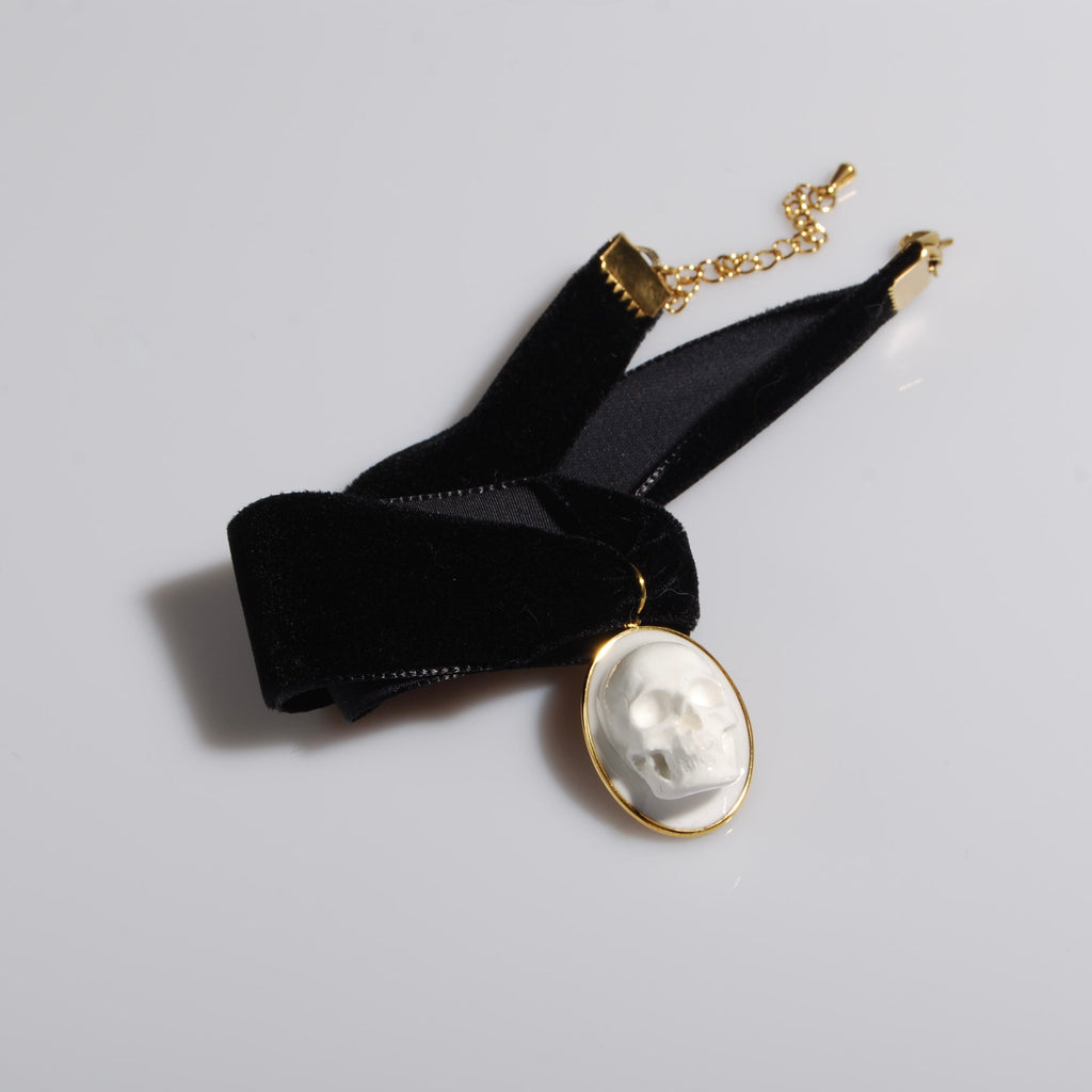 choker in velluto nero con pendente ovale con teschio bianco stile cammeo