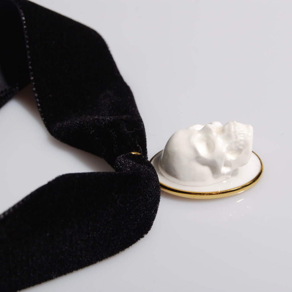 choker in velluto nero con pendente ovale con teschio bianco stile cammeo, vista laterale del pendente