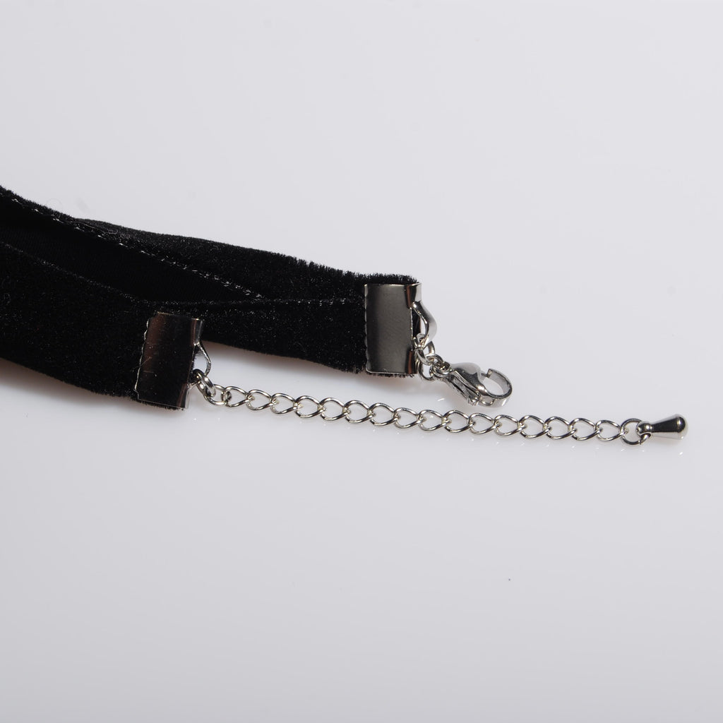 dettaglio chiusura del choker con moschettone e catena