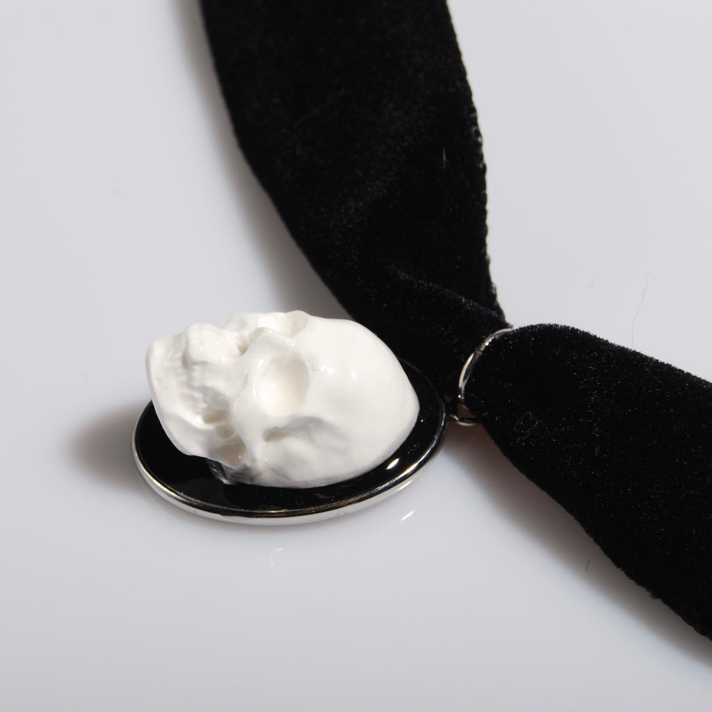 choker in velluto nero con pendente ovale con teschio stile cammeo, vista laterale del pendente