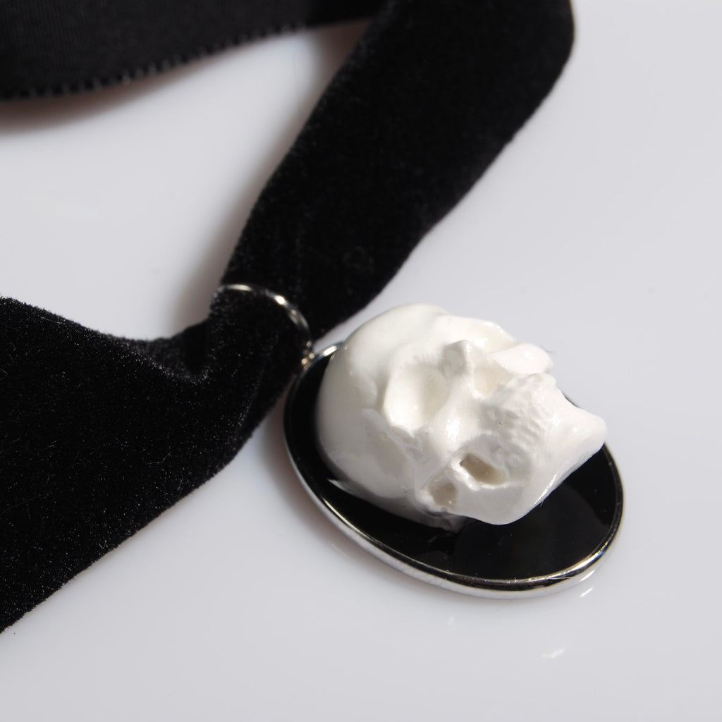 choker in velluto nero con pendente ovale con teschio stile cammeo