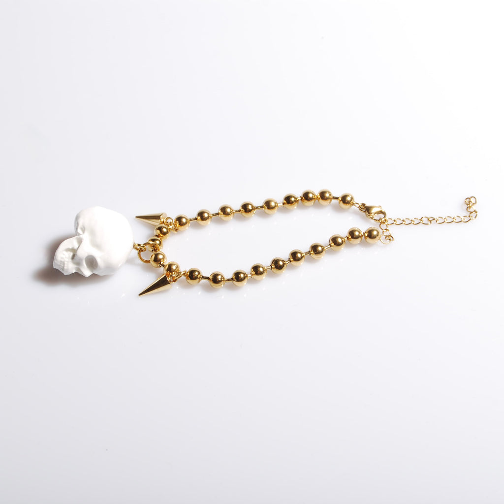 bracciale catena a sfere con pendente teschio bianco e punte