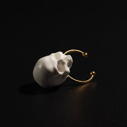 anello con teschio bianco senza mandibola, visione laterale