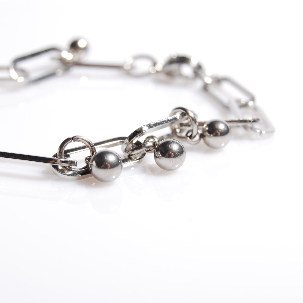 dettaglio della catena con pendenti a sfere di un bracciale