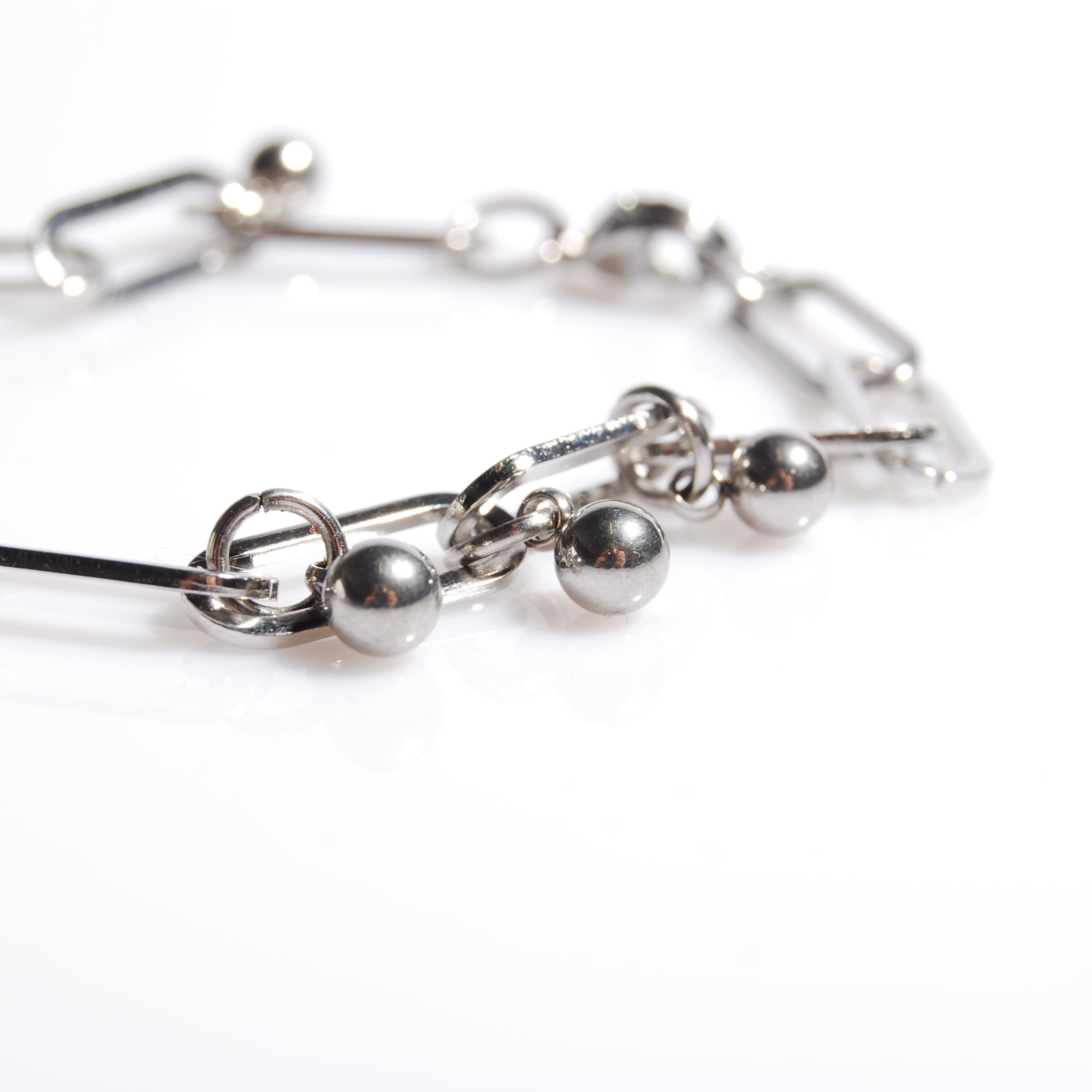 dettaglio della catena con pendenti a sfere di un bracciale