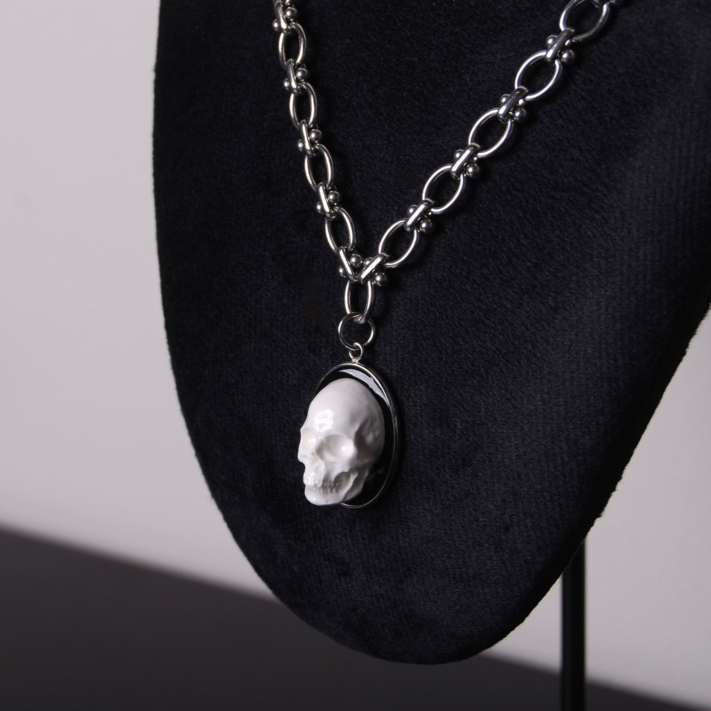 espositore collana con catena spessa e pendente ovale con teschio bianco stile cammeo,  dettaglio del pendente