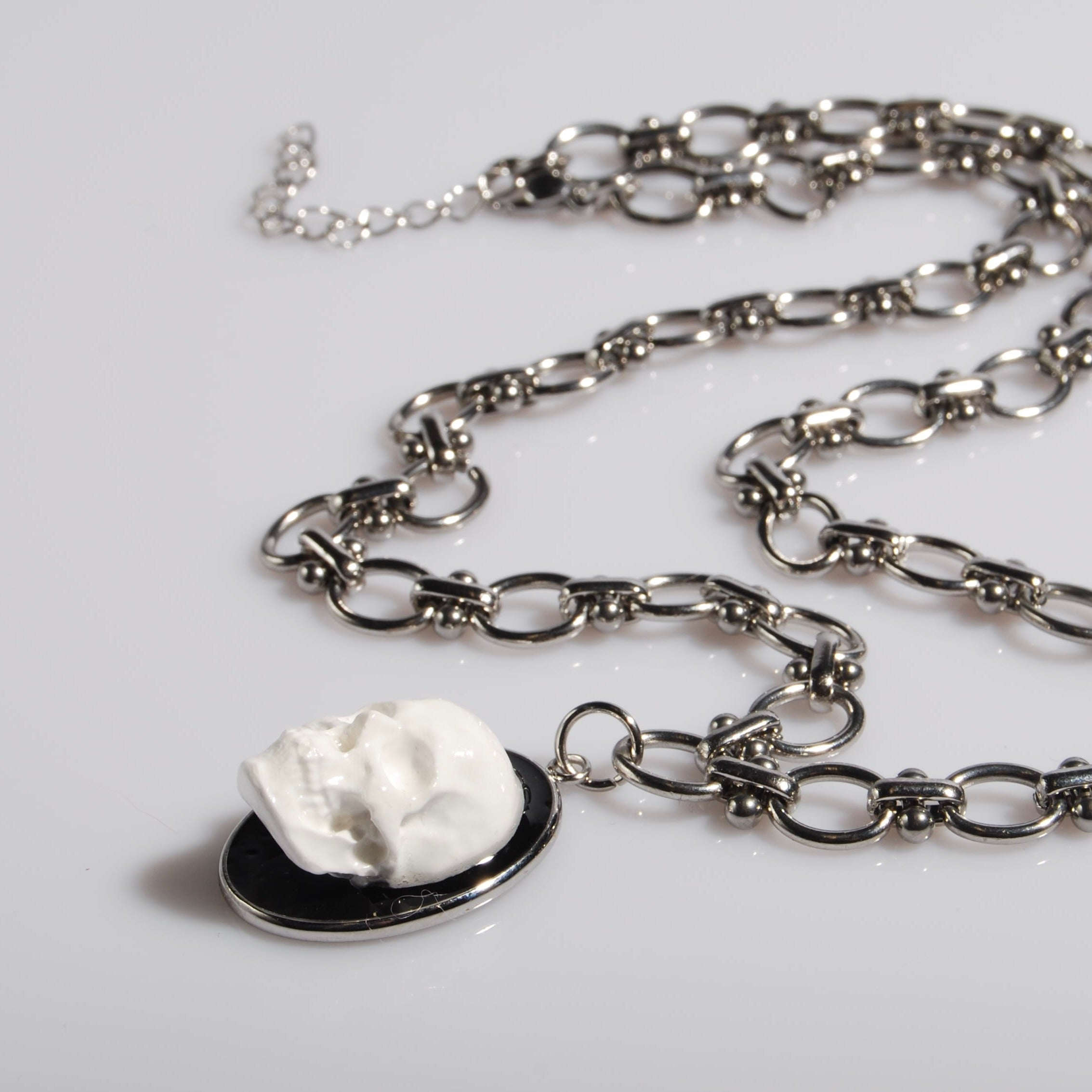 collana a catena spessa con pendente ovale con teschio bianco stile cammeo