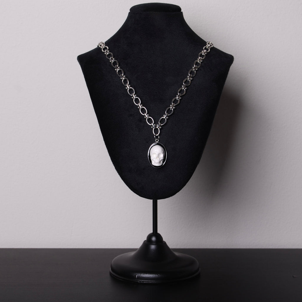 espositore con collana con catena spessa e pendente ovale con teschio bianco stile cammeo