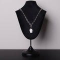 espositore con collana con catena spessa e pendente ovale con teschio bianco stile cammeo