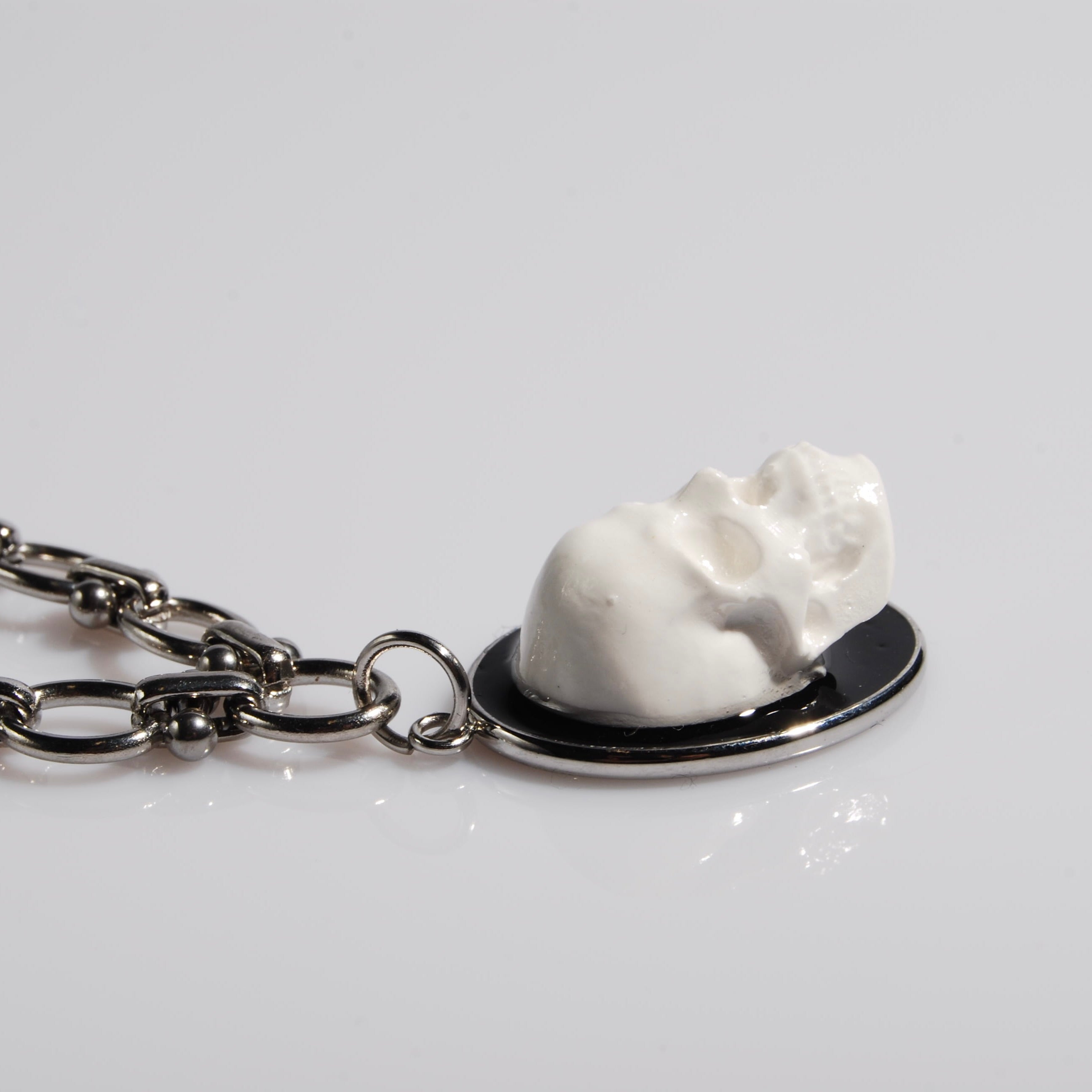collana con catena spessa e pendente ovale con teschio bianco stile cammeo, vista laterale