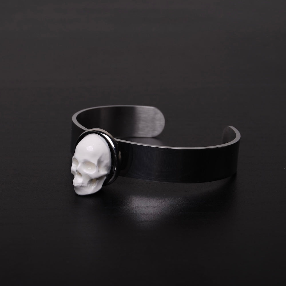 bracciale rigido con teschio cammeo, vista laterale 3/4