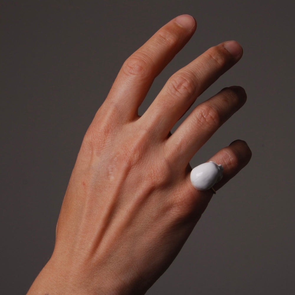 anello teschio con base sottile indossato su mano maschile