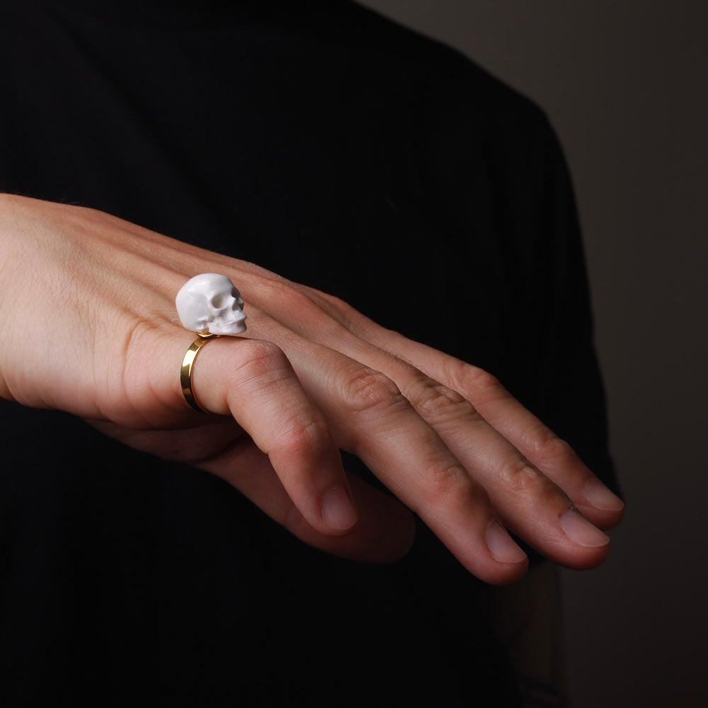 anello con teschio indossato su mano maschile