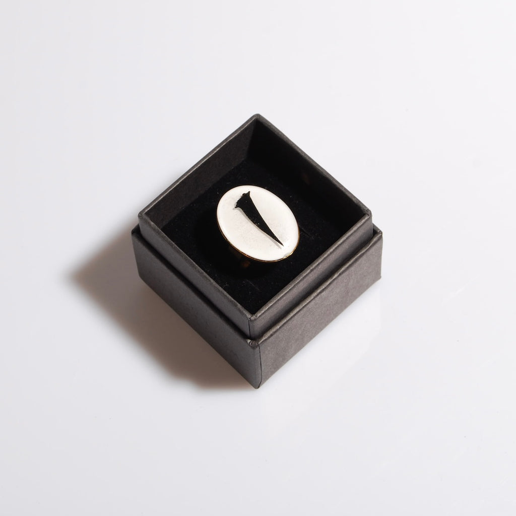 anello ovale con spina di acacia nera, su scatolina nera