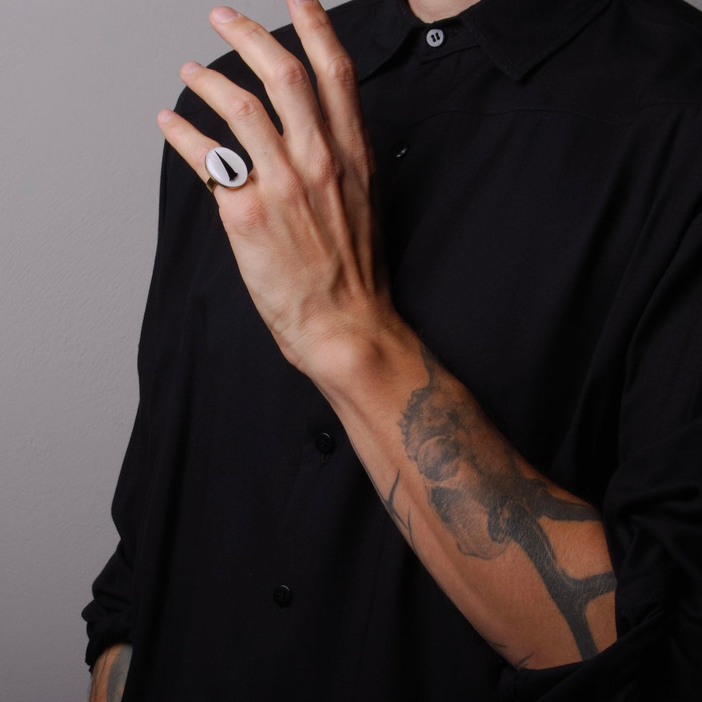 anello ovale con spina di acacia nera indossato sul mignolo di una mano