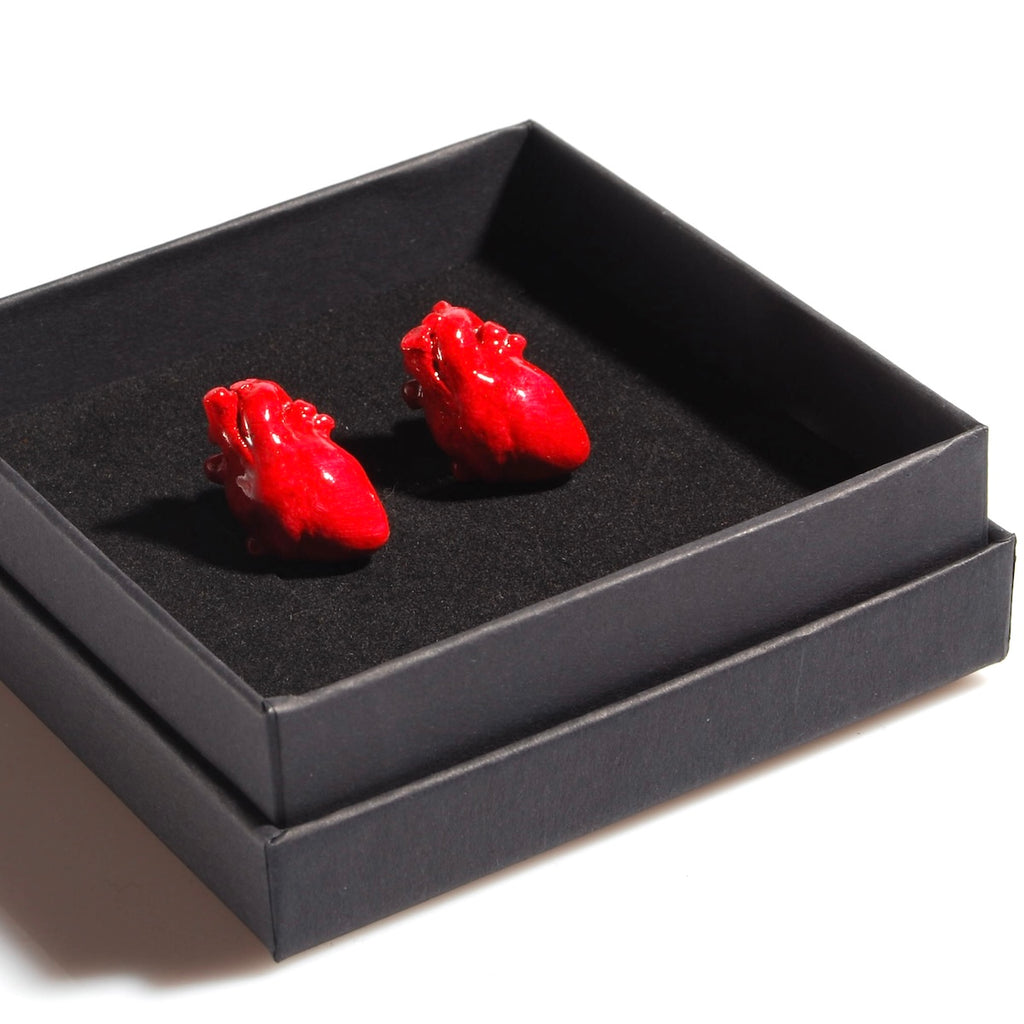 spillette a forma di cuore anatomico rosso dentro ad una scatolina nera