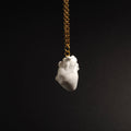 collana catena sottile con pendente cuore anatomico bianco