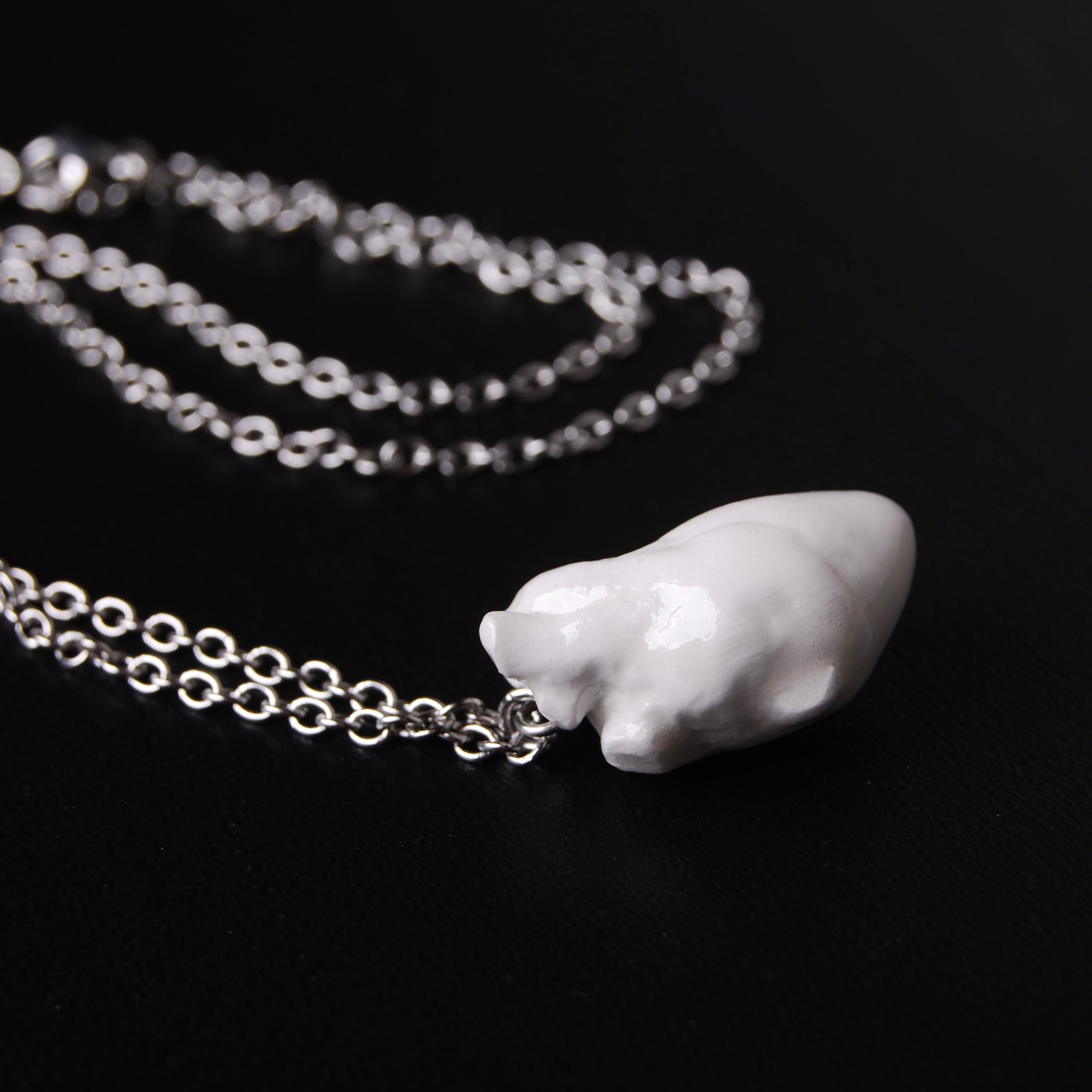 collana a catena sottile con pendente cuore anatomico bianco, dettaglio parte superiore