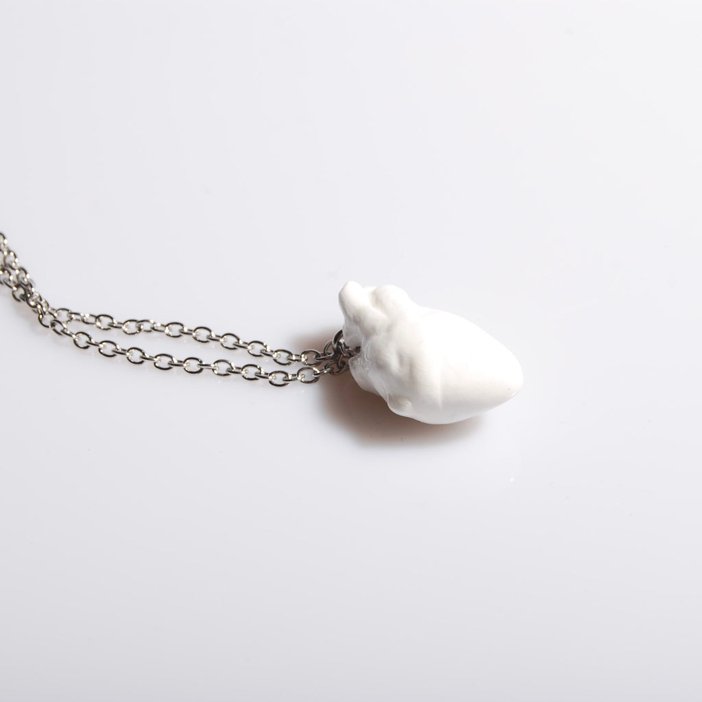 collana a catena sottile con pendente cuore anatomico bianco